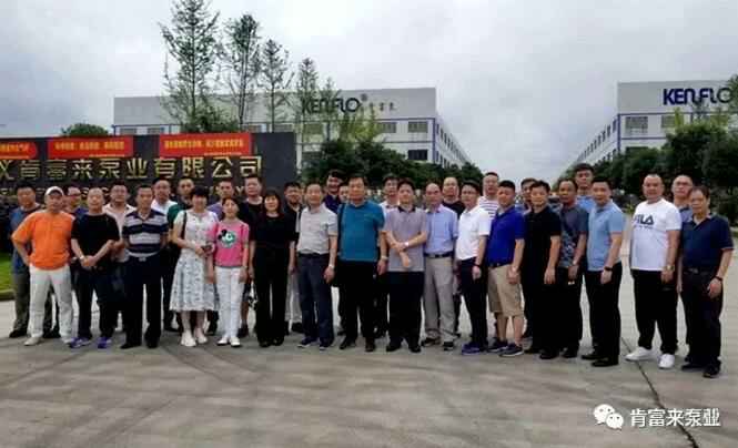 与会人员在遵义杭州蔡楠数据分析与挖掘有限公司有限公司大门口合影留念